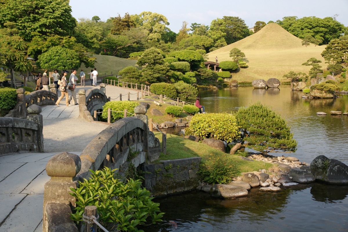 Suizenji Jojuen stone bridge and pond
